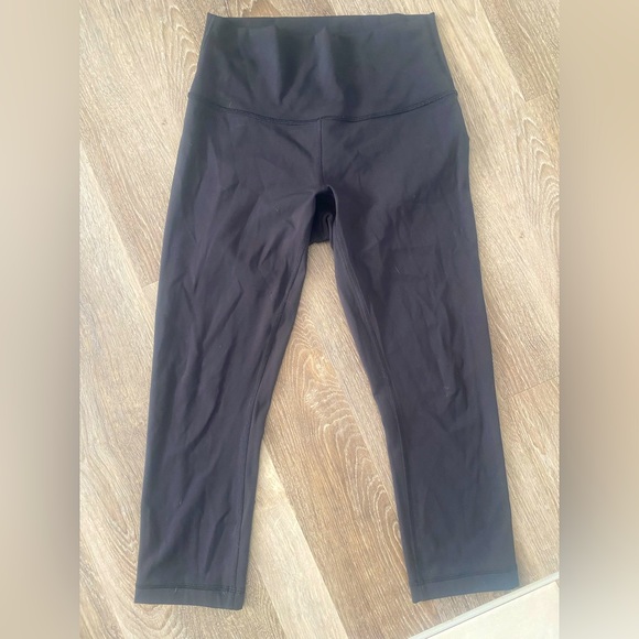 Lululemon Wunder Under Crop - Picture 1 of 3